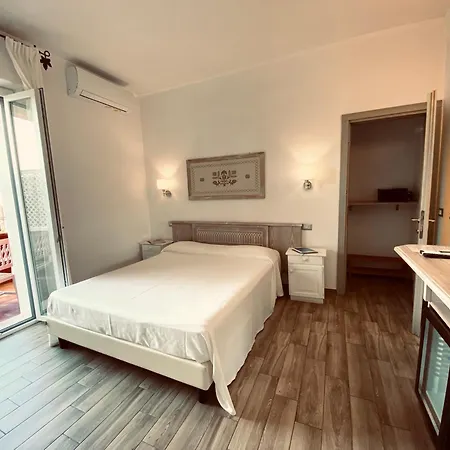 Degli Artisti Inn 2*